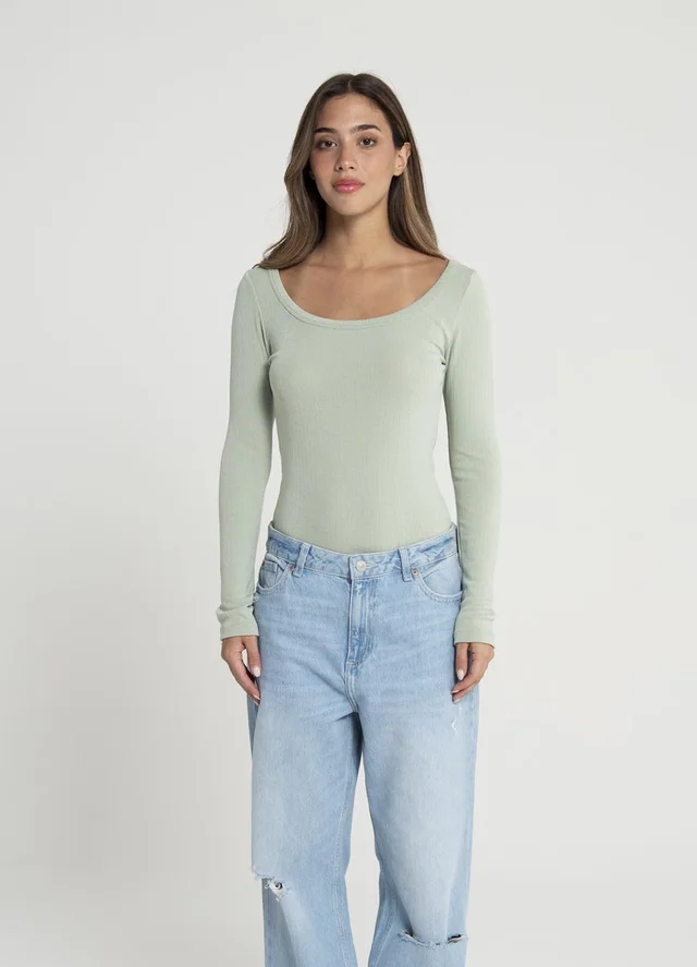 Remera m/l desagujada escote U