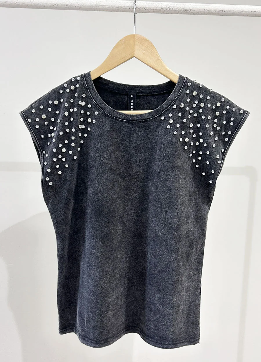 Musculosa prelavada spandex con strass en hombro 
