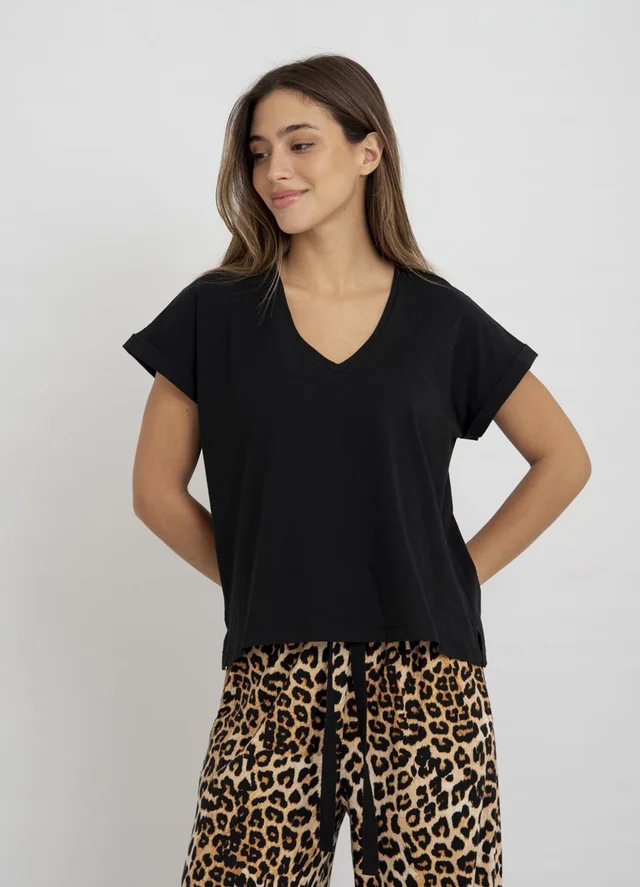 Remera jersey spandex escote V con tajito 