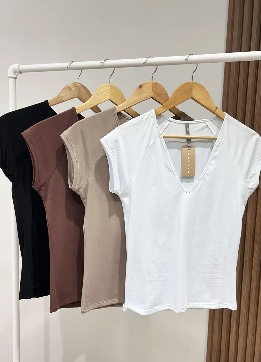 Remera jey spandex escote V con costuras 