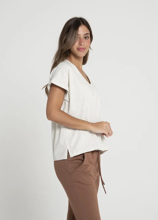 Remera jersey spandex escote V con tajito 