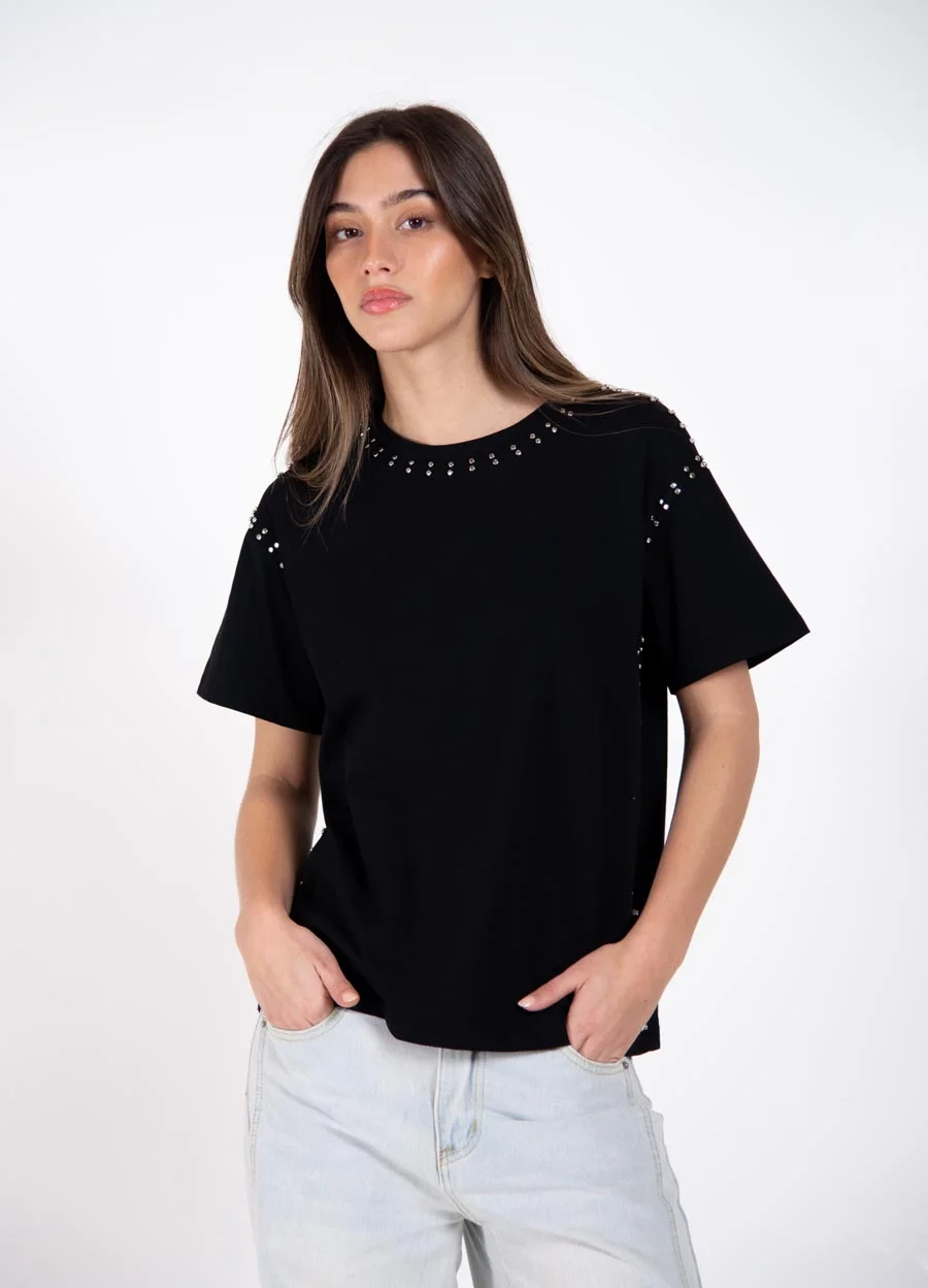 Remera con tachas 