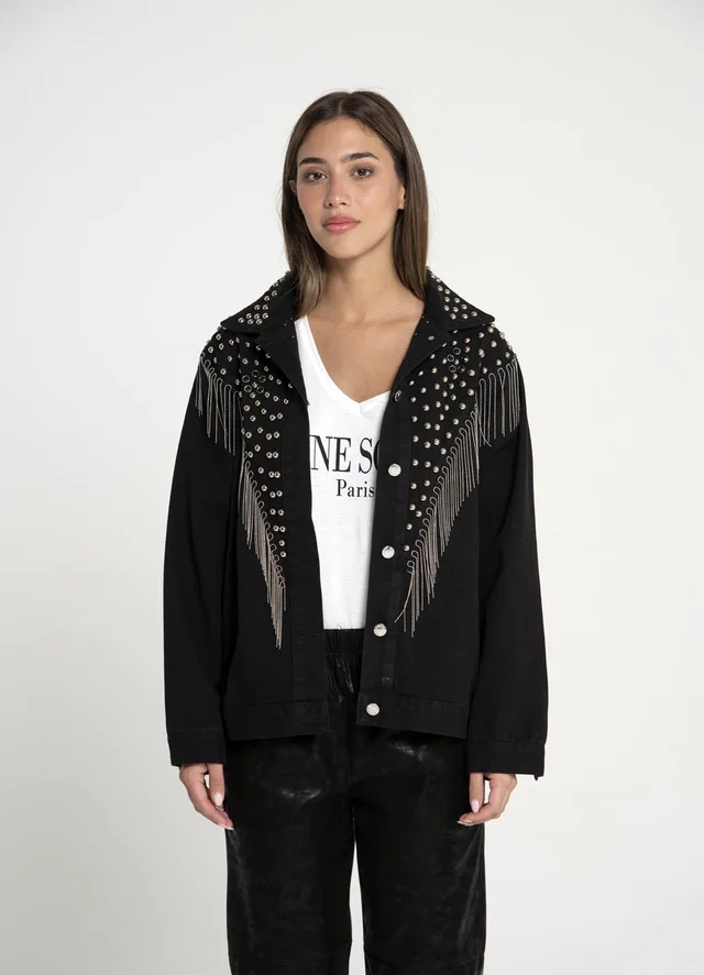 Campera con tachas y tira colgante negro