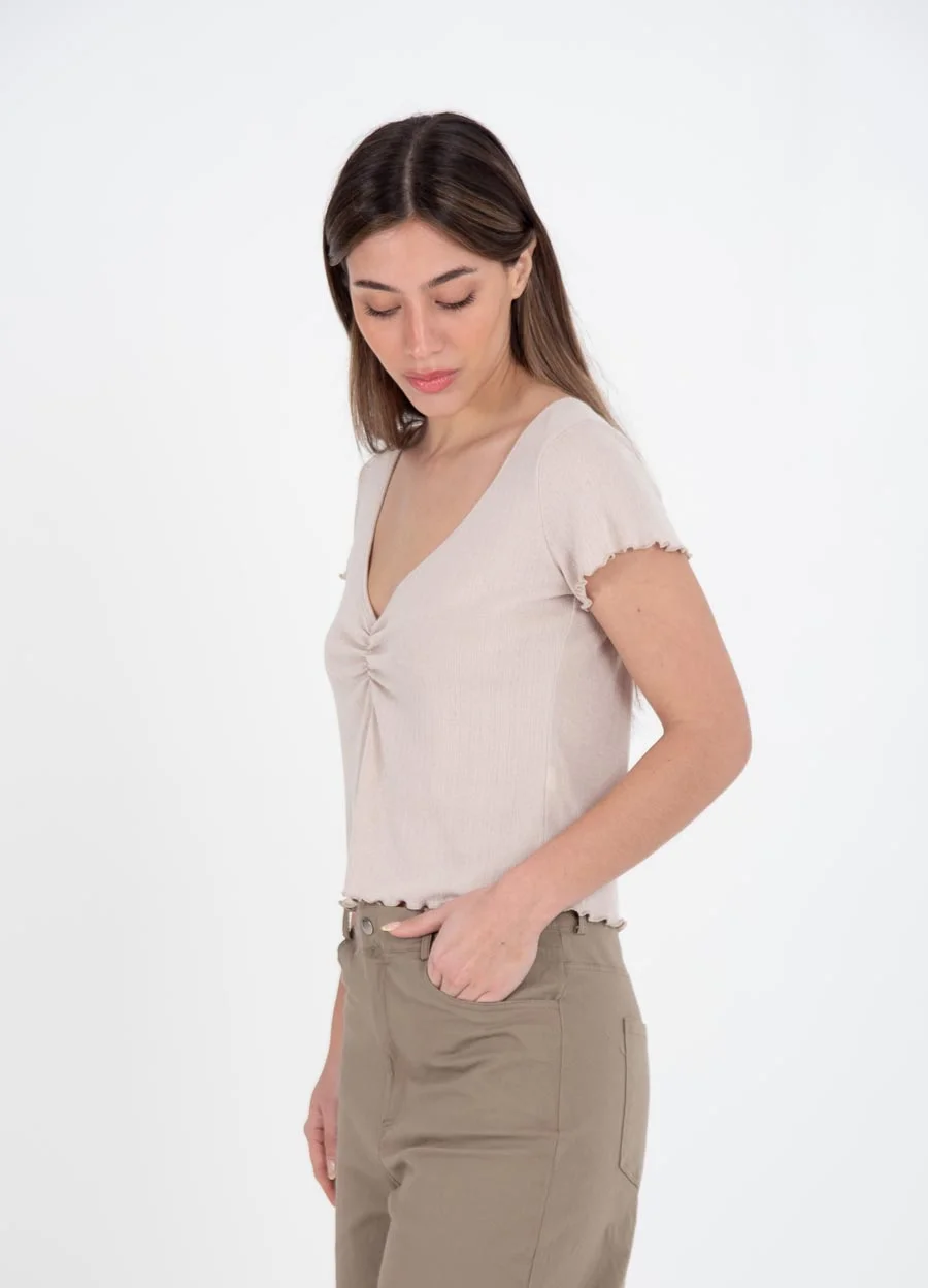 Remera desagujada con frunce 