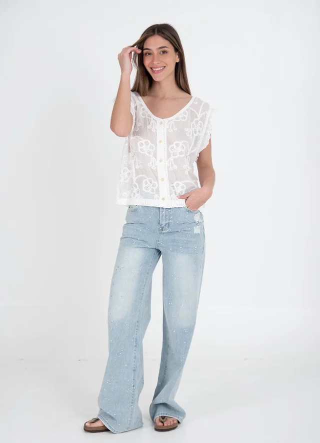 Blusa bordada flores con puntilla en hombro 