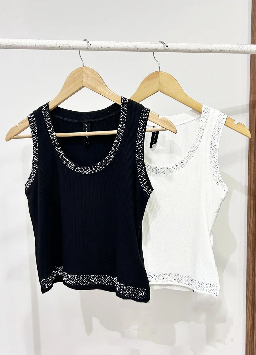 Musculosa con strass en ruedo en sisa 