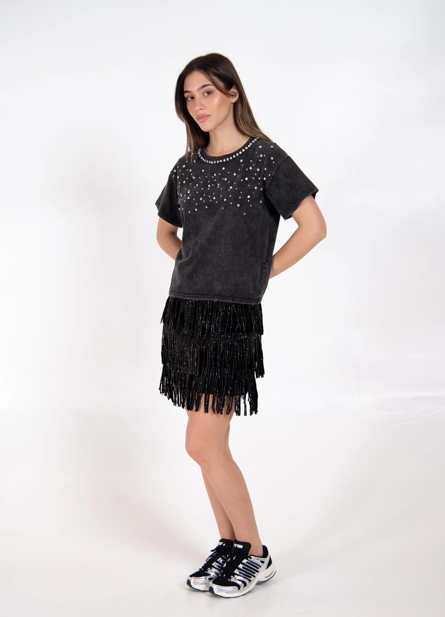 Remera prelavada con strass en escote 