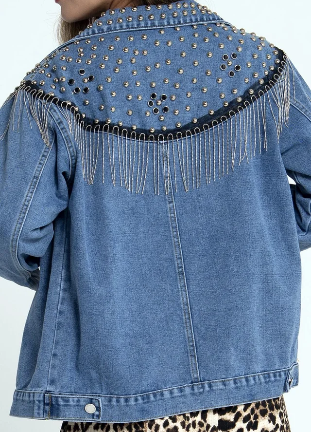 Chaqueta denim con tachas y cadenas 