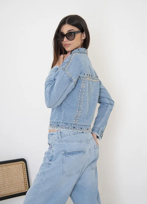 Campera denim full tachas desflecada