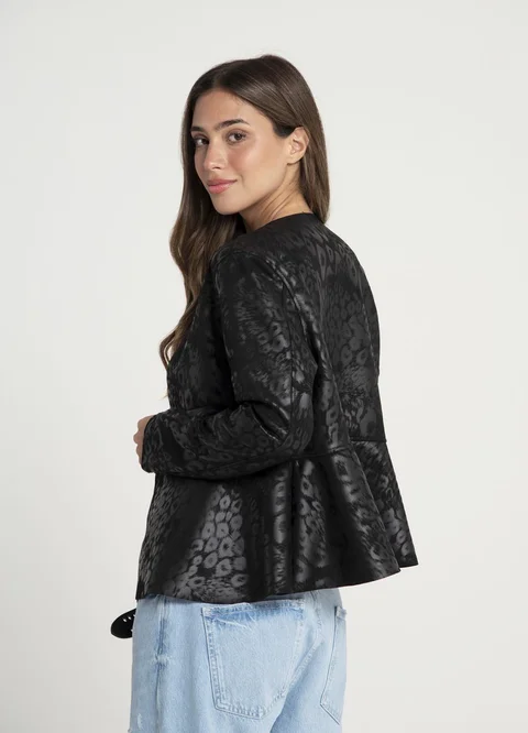 Chaqueta eco cuero print con volado 