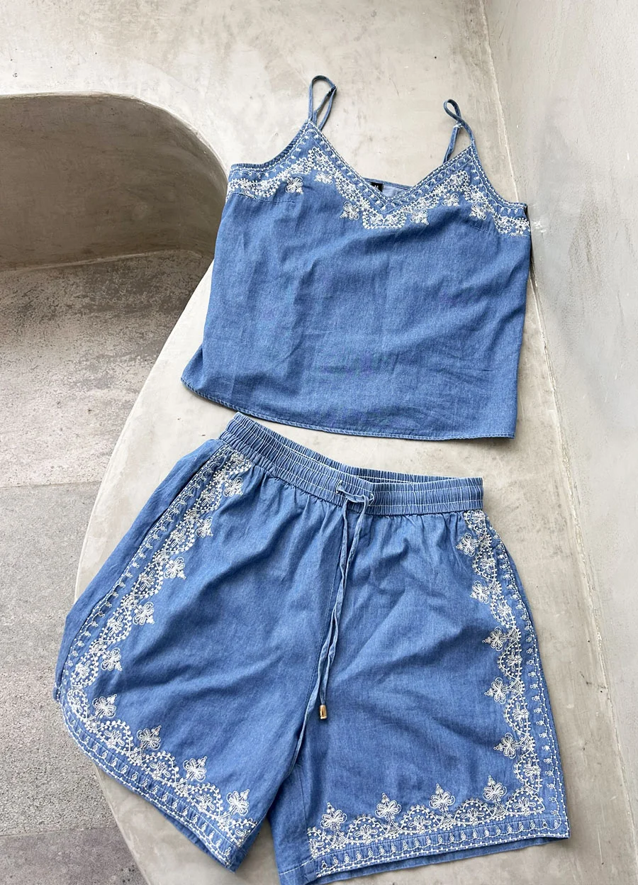 Short denim con bodado y lentejuelas 
