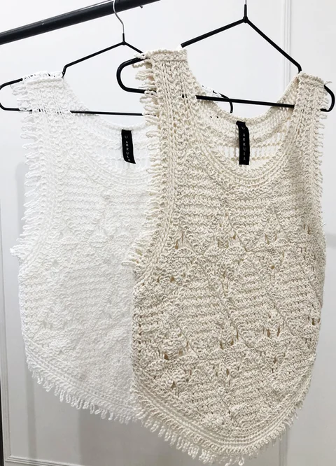 Musculosa tejida en pico con flequitos 