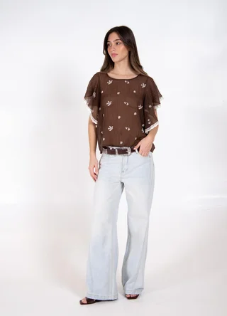Blusa sedita bordada con volado en hombro - Vista 1