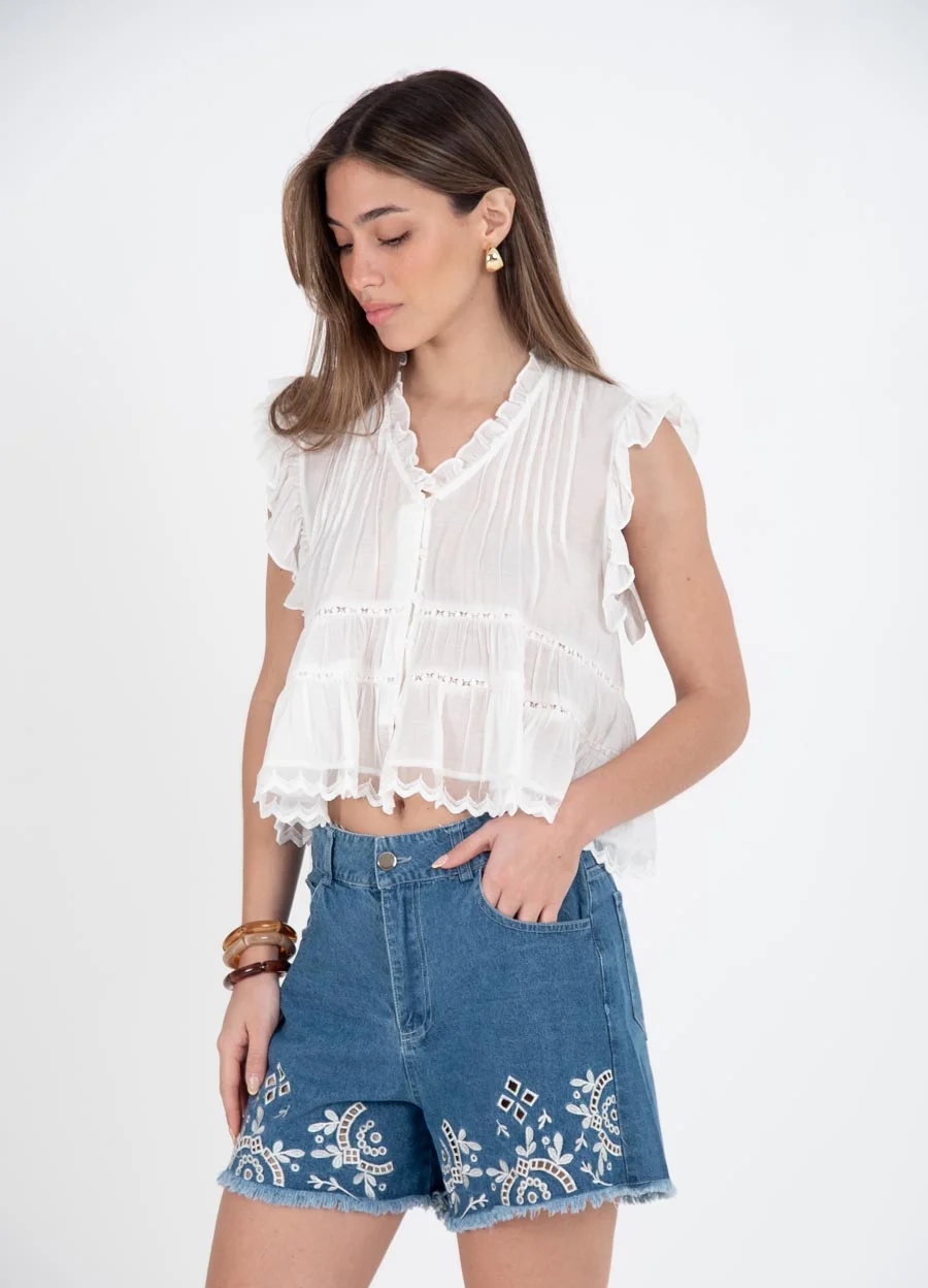 Blusa con recortes y volados 