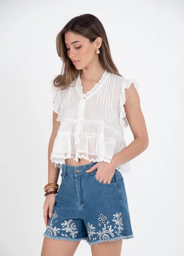 Blusa con recortes y volados 