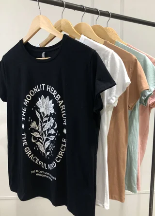 Remera THE MOONLIT HERBARIUM  - Vista 2