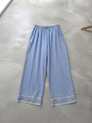 Pantalon bordado con vainillas  - Vista 5