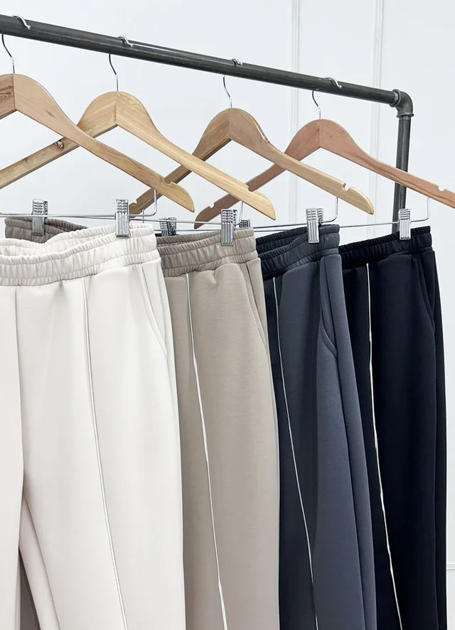 Babucha deportiva con vivo y puño 