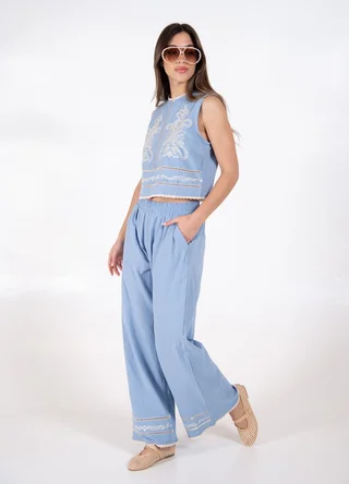 Pantalon bordado con vainillas  - Vista 3