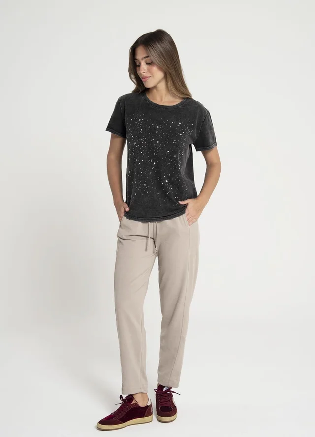 Remera prelavada  con strass y estrellas 