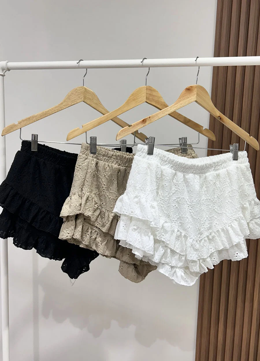 Short broderie con volado 