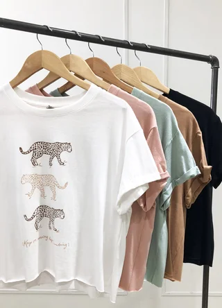 Remera KEEP ON MOVING LEOPARDOS  - Vista 2