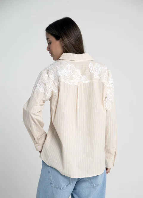 Camisa rayada con aplique 