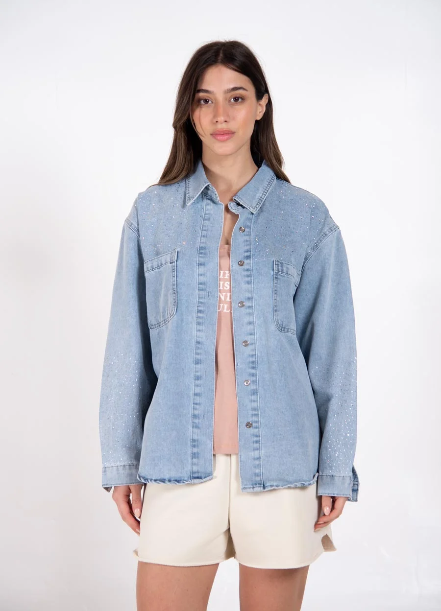 Camisa denim con strass en hombro y manga 