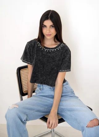 Remera con strass en escote y manga  - Vista 2