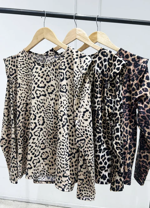 Remera manga larga print con pinza 