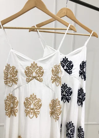 Vestido bordado en delantero  - Vista 4