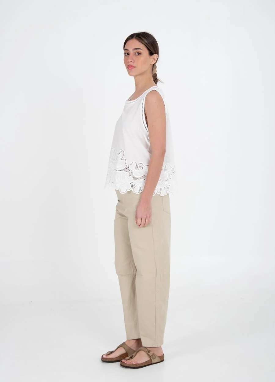 Musculosa poplin calada en ruedo flores