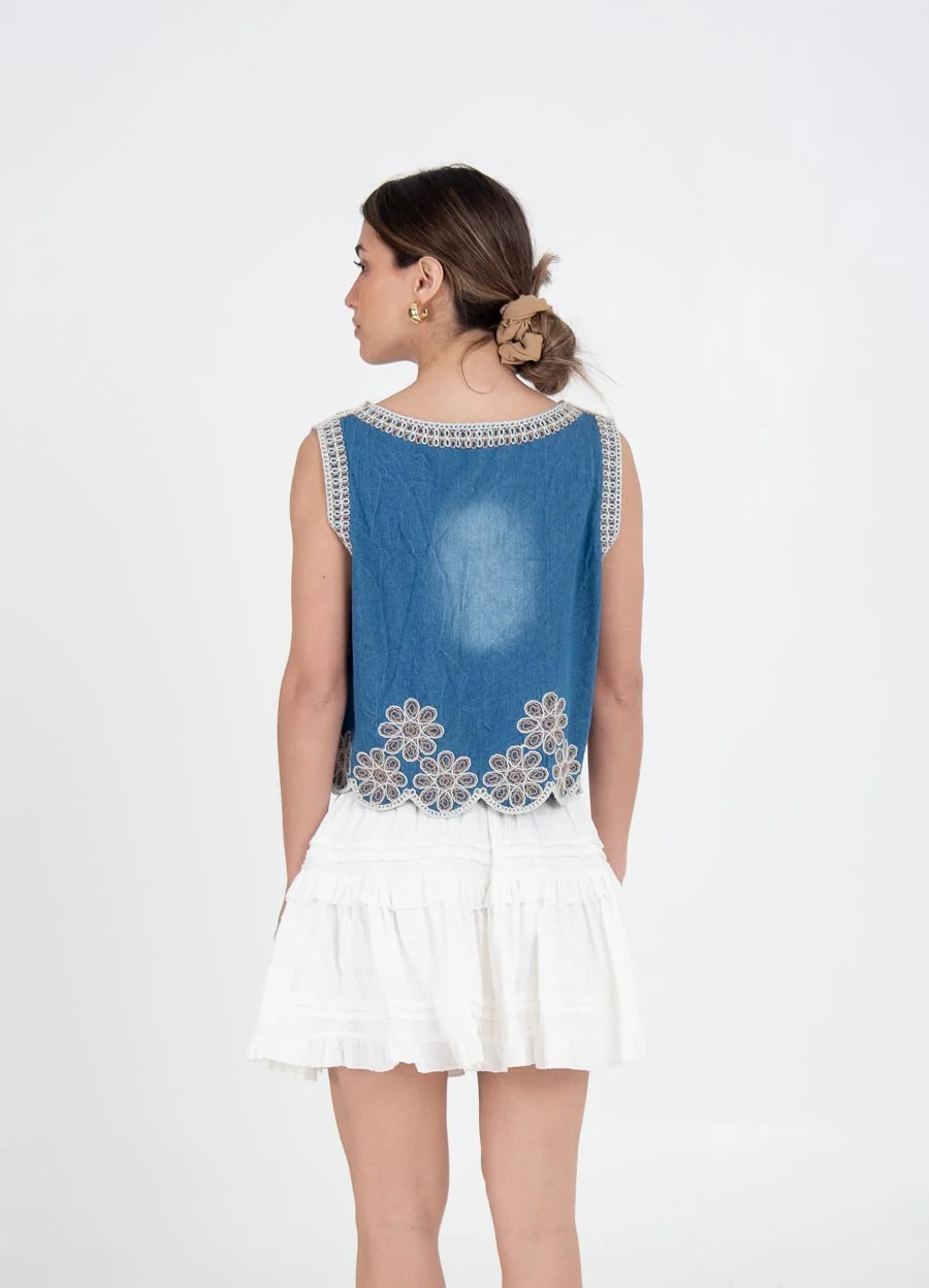 Chaleco denim bordado en tostado 
