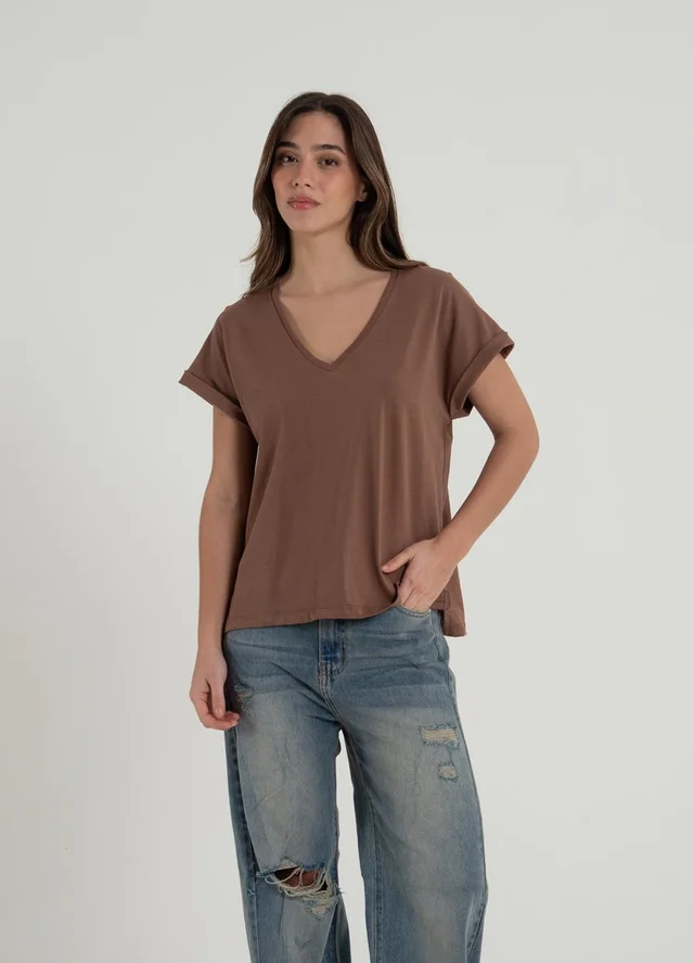 Remera escote V con dobladillo 