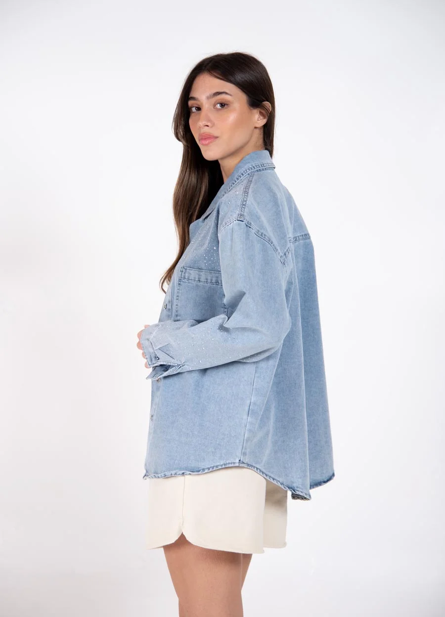 Camisa denim con strass en hombro y manga 