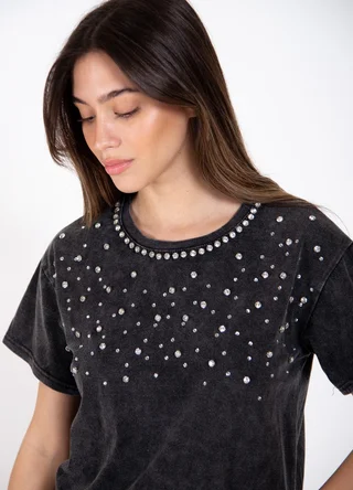 Remera prelavada con strass en escote  - Vista 2