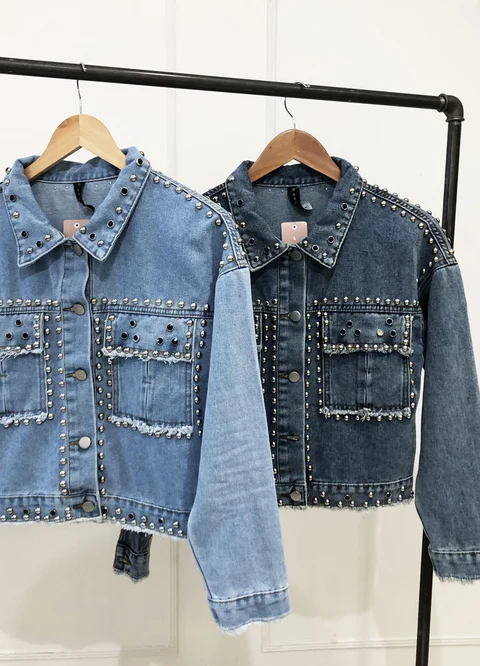 Campera denim full tachas desflecada