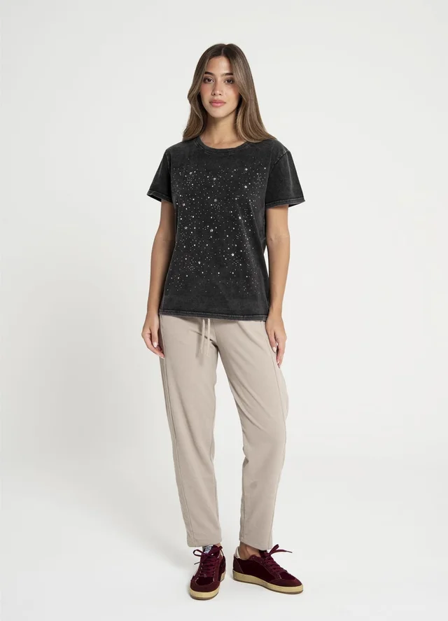 Remera prelavada  con strass y estrellas 