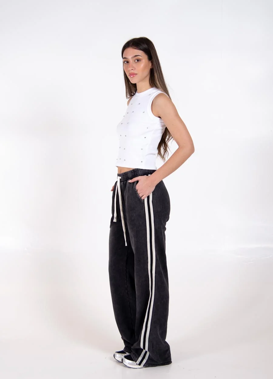 Pantalon prelavado con tira lateral 