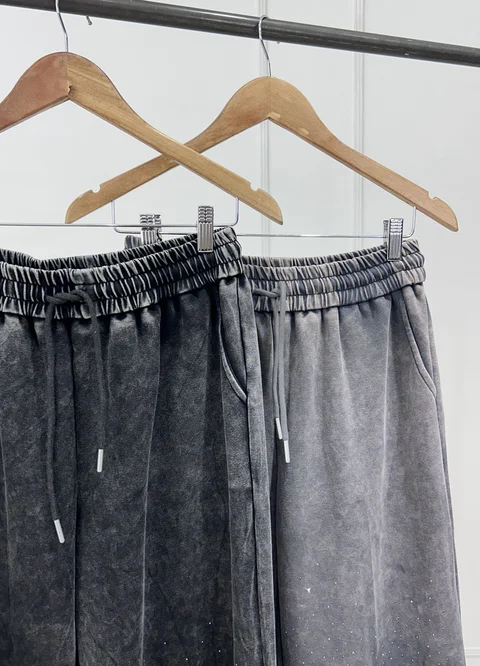 Pantalon prelavado con strass