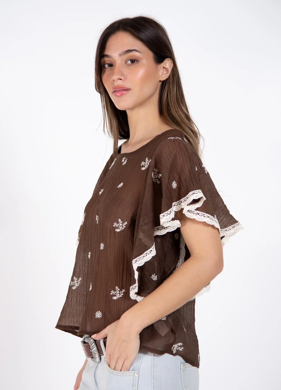 Blusa sedita bordada con volado en hombro
