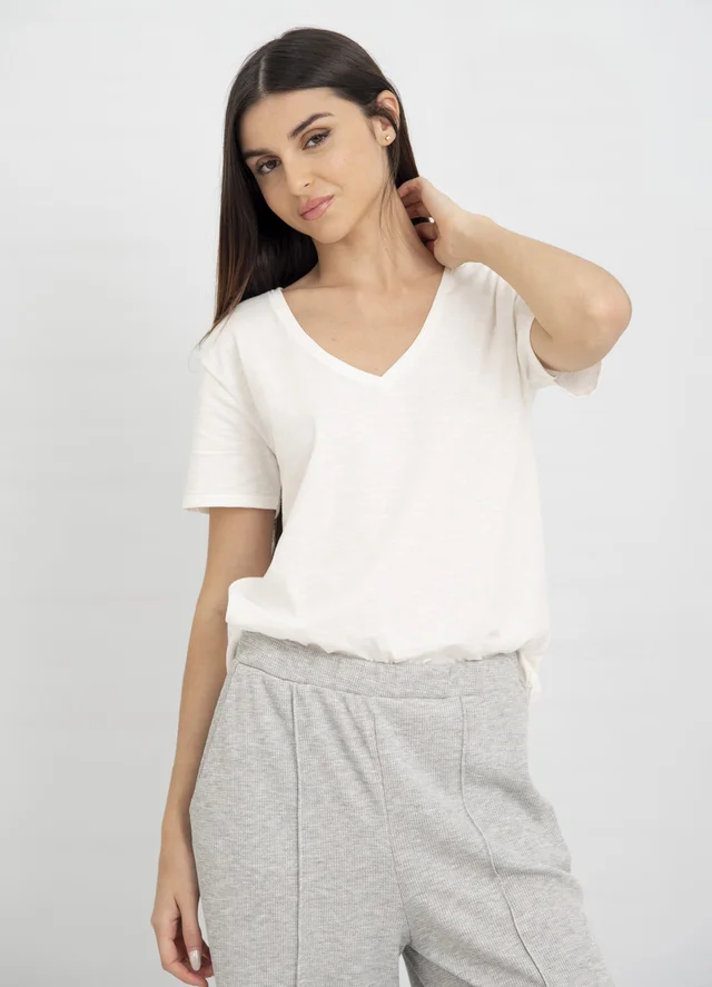 Remera escote V lisa 