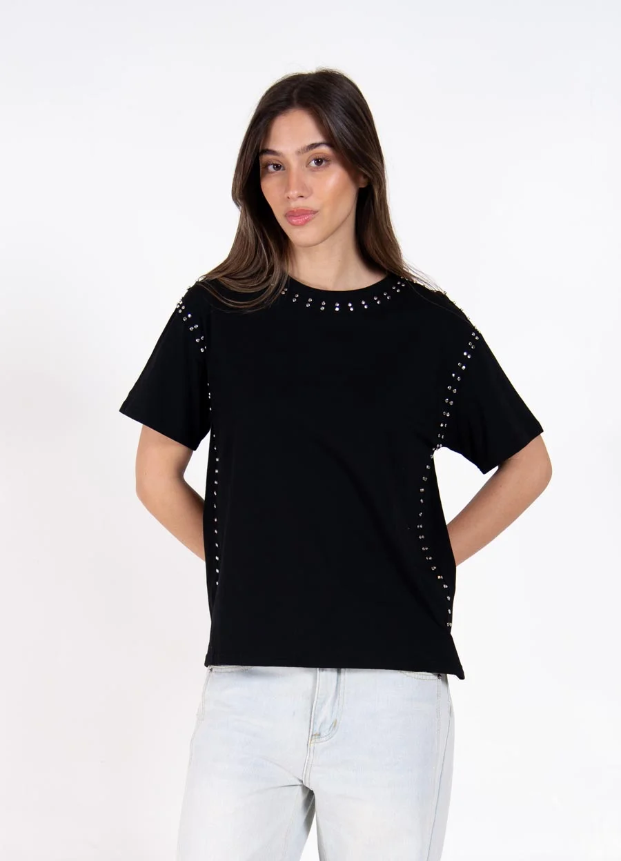 Remera con tachas 