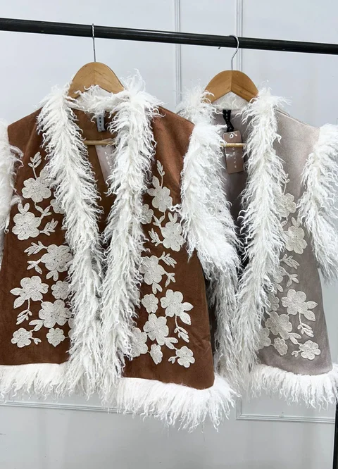 Chaleco gamuza bordado con piel 