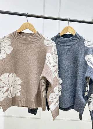 Sweater con flores y strass en manga  - Vista 6