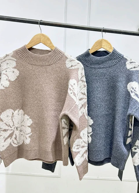 Sweater con flores y strass en manga 