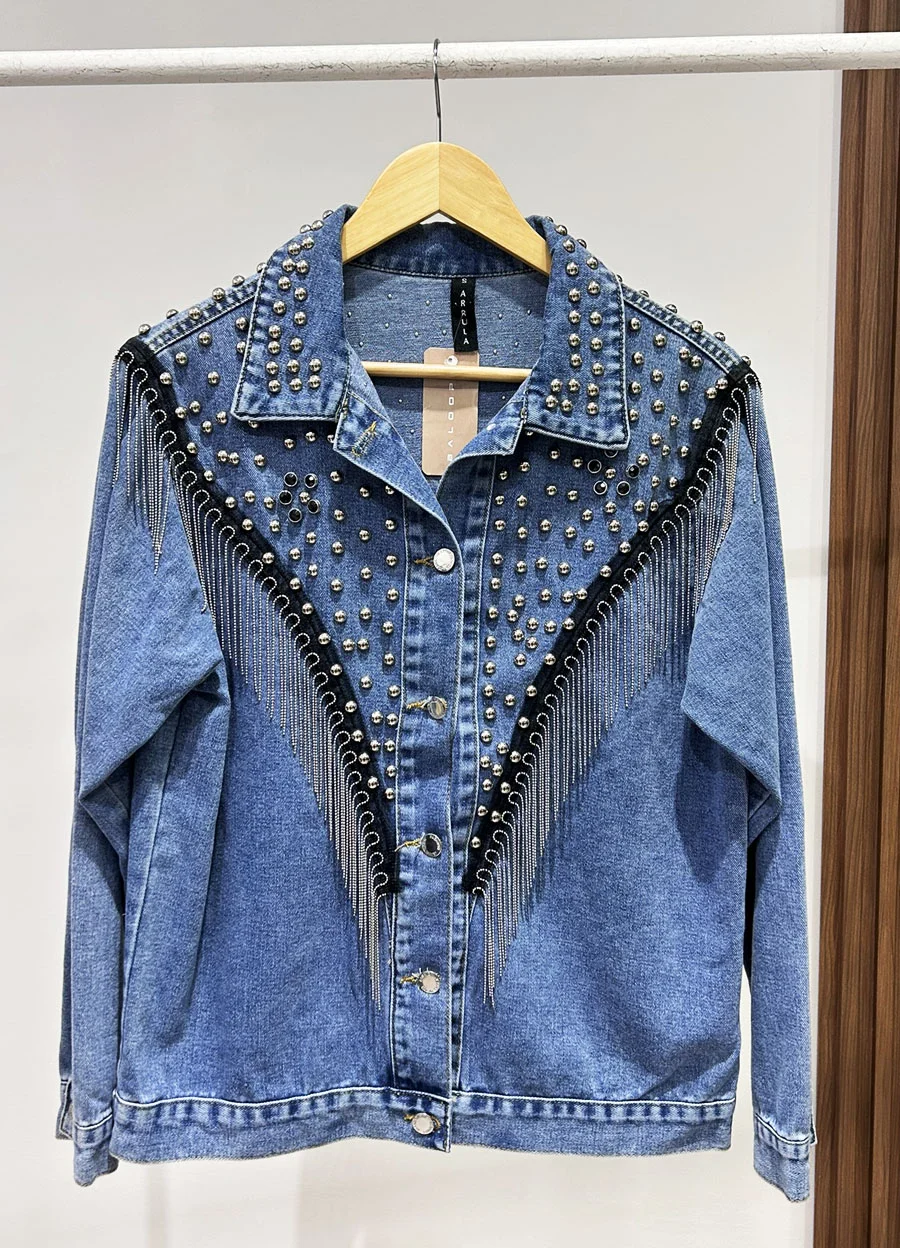 Campera denim azul con tachas y cadenas 
