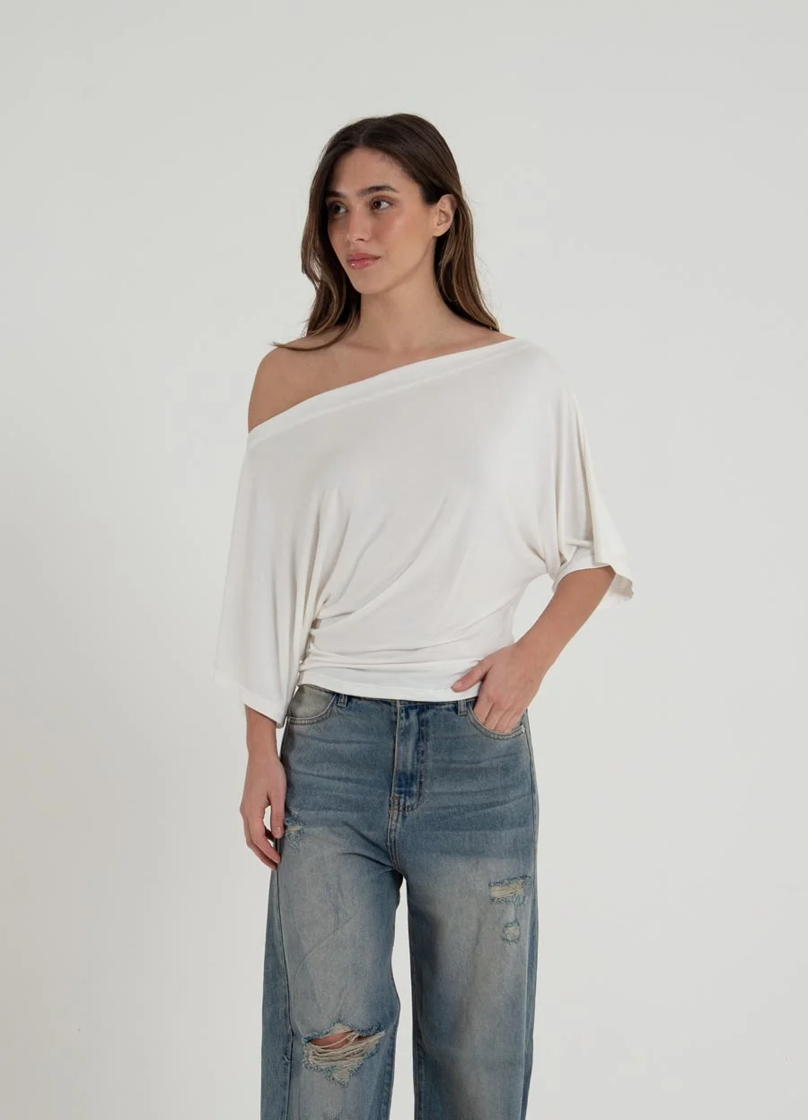 Remera escote abierto viscosa 