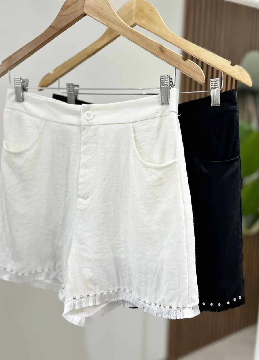 Short con tachas y flequitos 