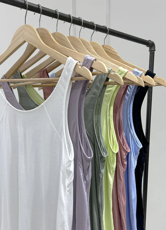 Musculosa basica de viscosa con recorte en espalda 